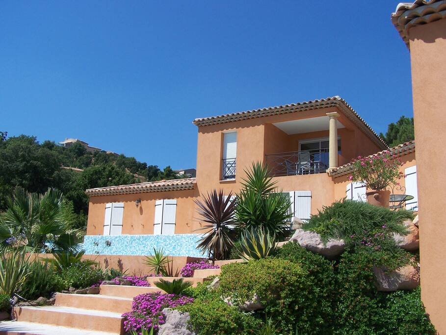 villa vue mer panoramique avec piscine privée à débordement