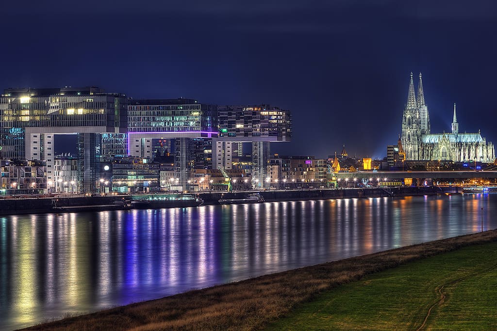 Neben dem Kölner Dom ist der Rheinauhafen mit seinen 3 Kranhäusern ein Orientierungspunkt im Stadtpanorama
