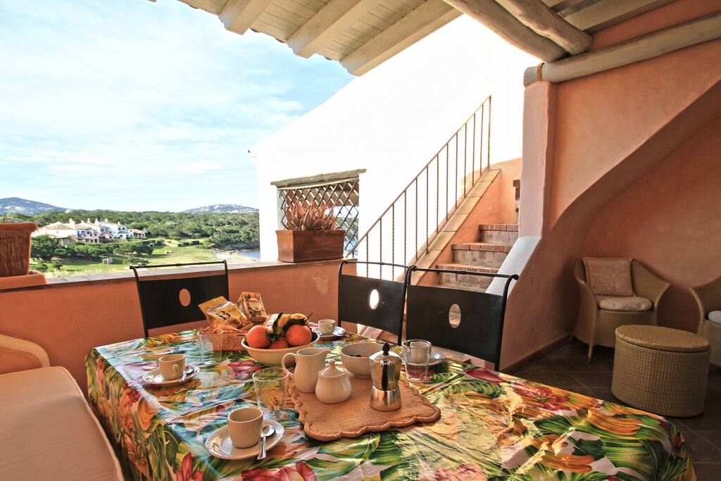 Start your breakfast listening to the sound of the waves