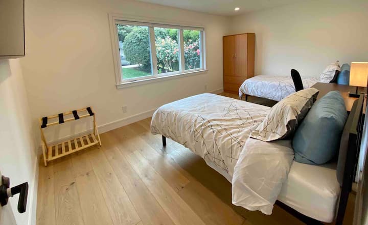 Chumba cha kulala 5: 1 King au 2 pacha vitanda, 55 inch Ethernet kuungana smart TV, AppleTV, chumbani/dresser, rack mizigo, dawati taa na maduka ya malipo na bandari USB