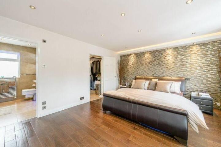 Luxury House in Pinner, 30 min to Central London. gallery image 4