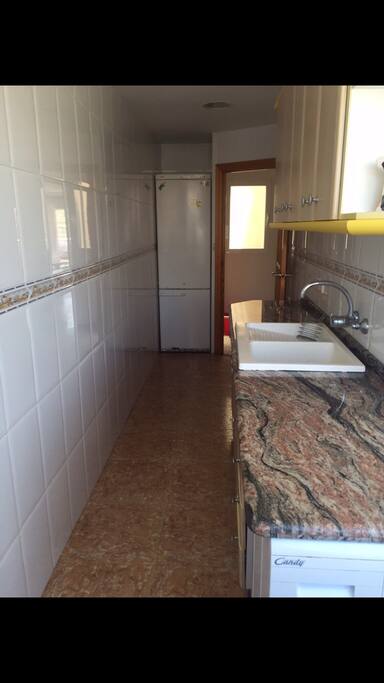 Cocina muy luminosa y con vistas a la montaña, dispone de todo el menaje y utensilios para poder cocinar