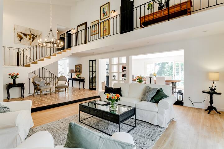 Mediterranean home in BeverlyHills with a view gallery image 3