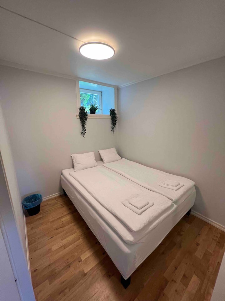 Grand lit, 160 cm. La chambre a aussi un miroir et un grand placard pour ranger les vêtements.