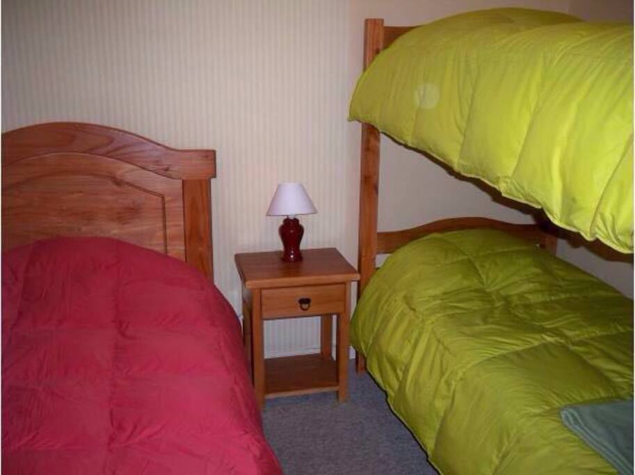 Dormitorio con:
- 1 cama de 1 1/2 plaza
- 1 litera de 1 plaza