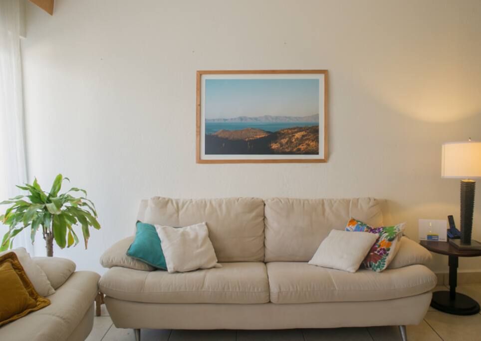 Sala con balcón privado.