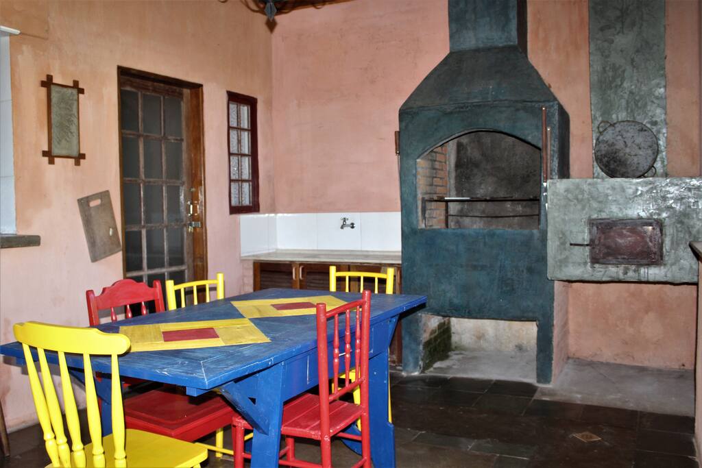 Espaço gourmet, com churrasqueira e forno de pizza