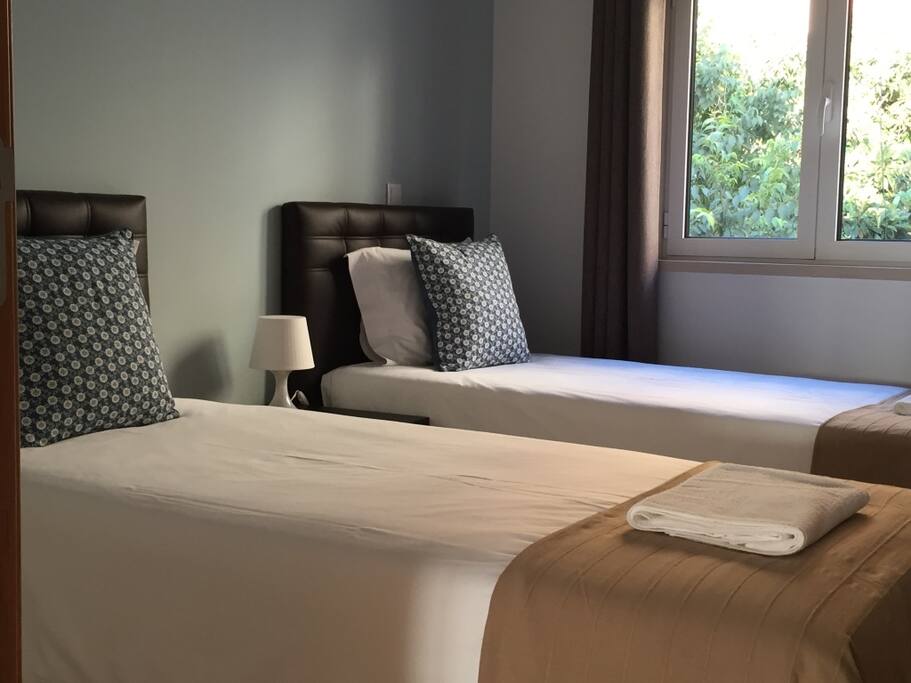 Quarto twin.
Twin bedroom.