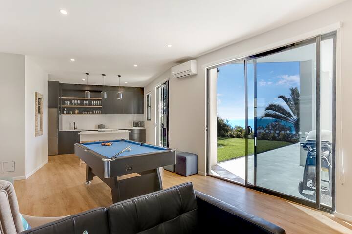 Castaways Beach Escape (6 bedroom) – Ocean Views gallery image 4