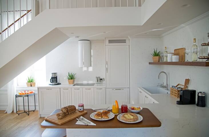 Estate | 9 Bedrooms | 4 Suites | Acropolis View gallery image 3