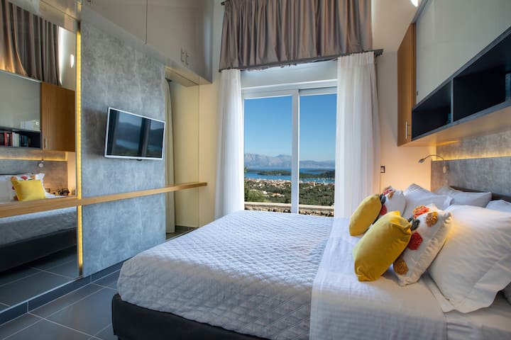 Bedroom next to the pool. Great sea view...