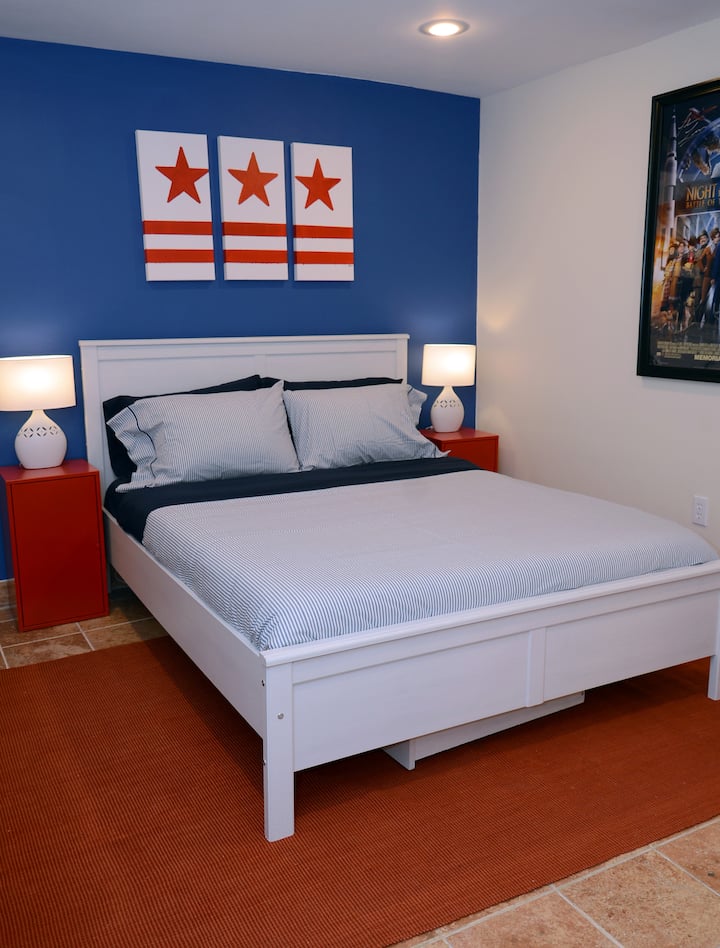 Descansa bien en este colchón de espuma viscoelástica tamaño queen en el dormitorio. 