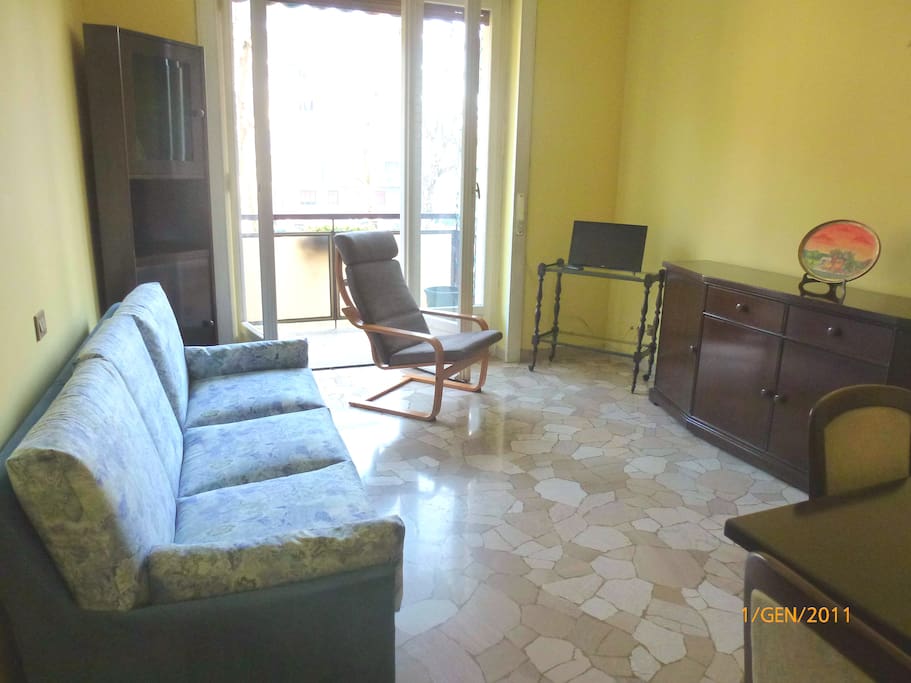 La sala con il divano letto - The living room with the sofa bed