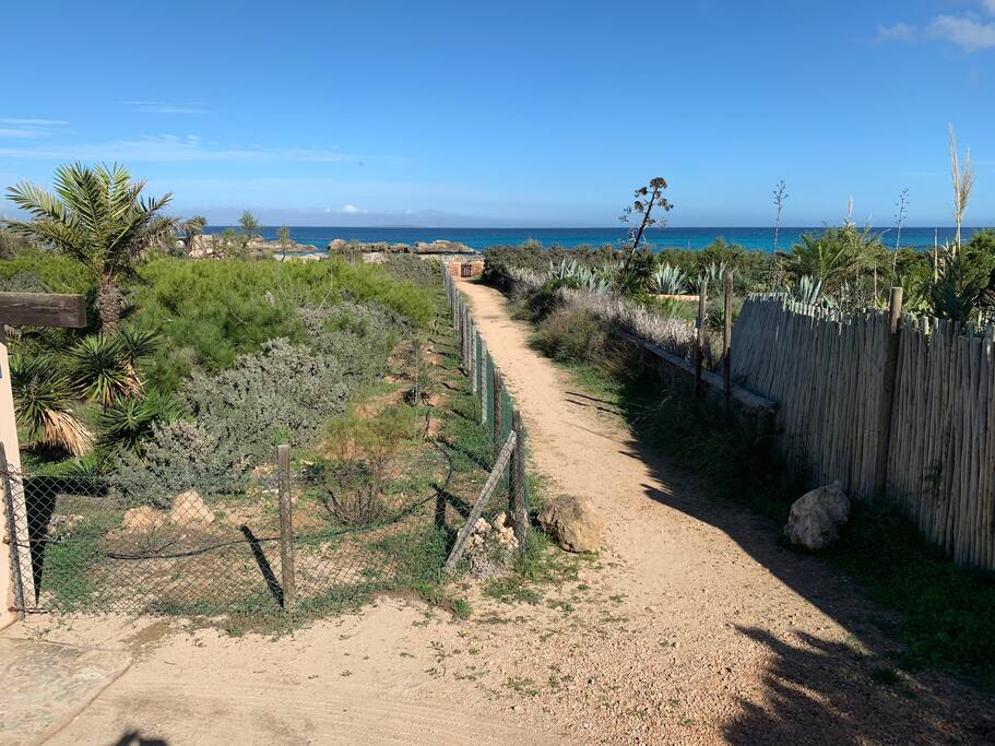 Sentiero che porta al mare..