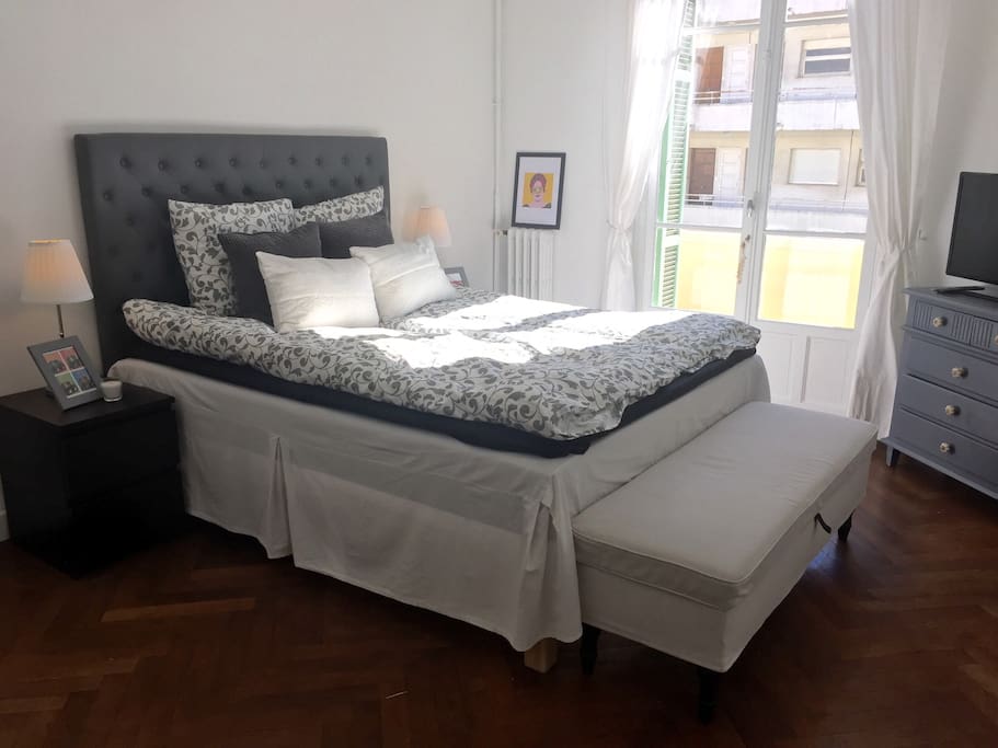 Bedroom with access to the balcony (bed: 160 x 200)