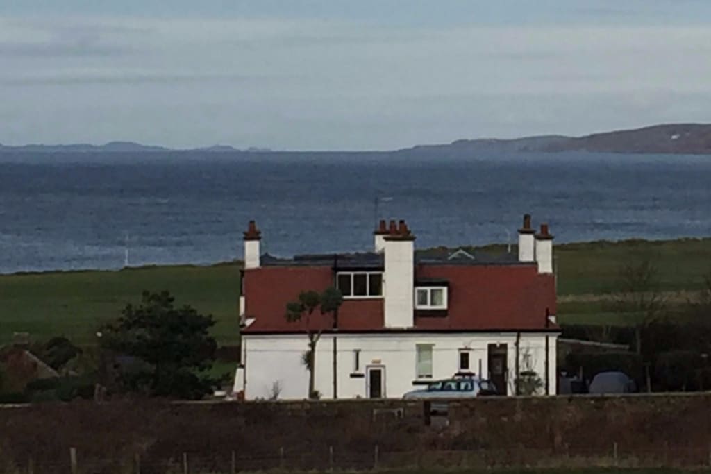 Facing Machrihanish Golf course, the Atlantic and the inner Hebridean islands