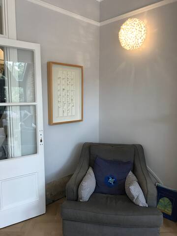 Beautiful house in centre of Kew with free parking gallery image 5