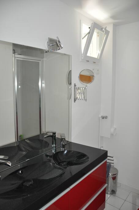 Salle de douche partagée avec la famille. Double vasque.