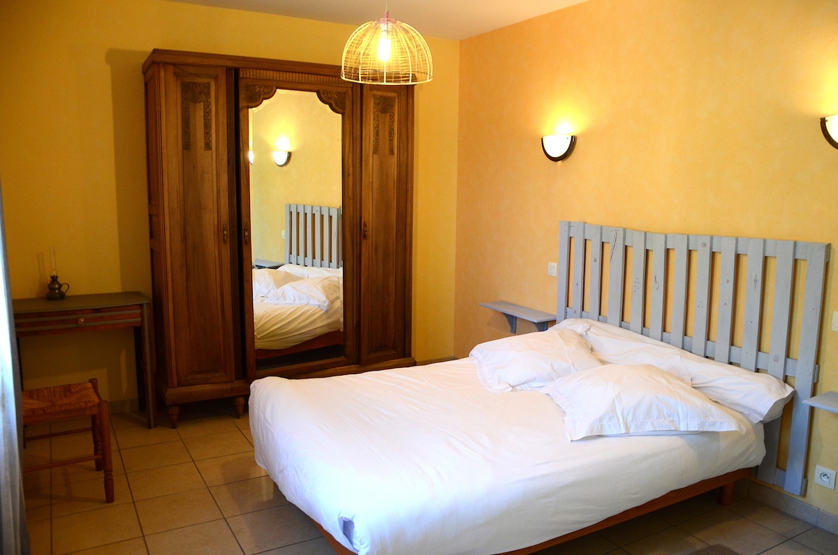 spálňa s manželskou posteľou, na prízemí