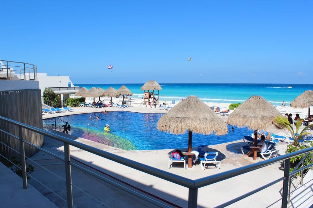 Villas Marlin Main Pool, Best Area of Cancun, Located Close to Supermarket both malls and in the best part of the hotel zone