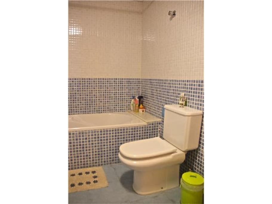 Baño grande con bañera