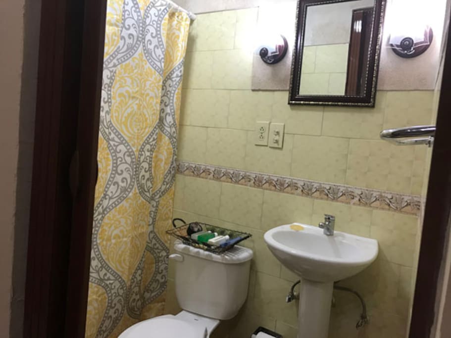 Baño privado dentro de la habitación