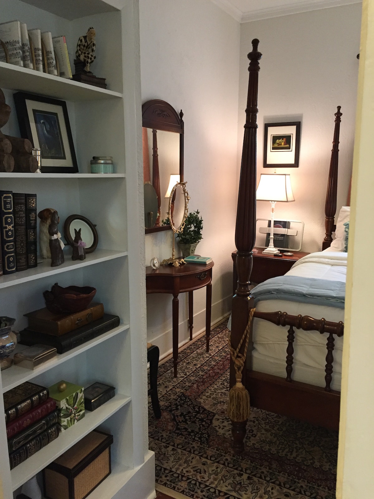 Dormitorio 2 con estantería y tocador con espejo.