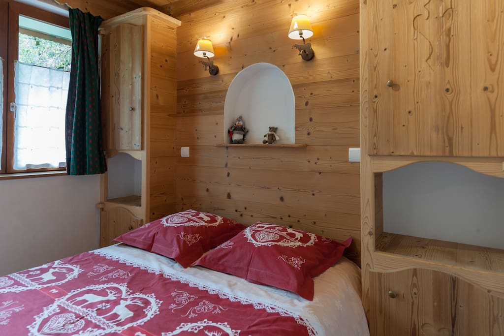 Chambre avec lit double et deux couvertures location de draps