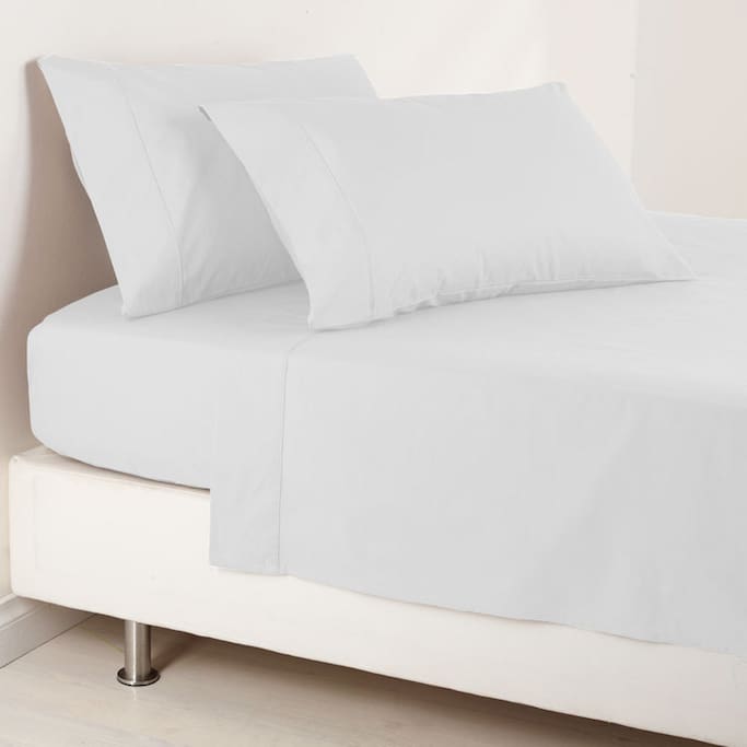 Bedsheets provided are Elite 1000 Thread Count Fitted sheets for your comfort (床单提供Elite 1000 Thread Count床单,让您倍感舒适)
