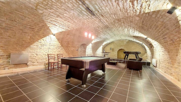 Cave voutée (ancienne boite de nuit) de 74 m² avec Bar, Billard, Baby-Foot, Jeu de fléchettes.