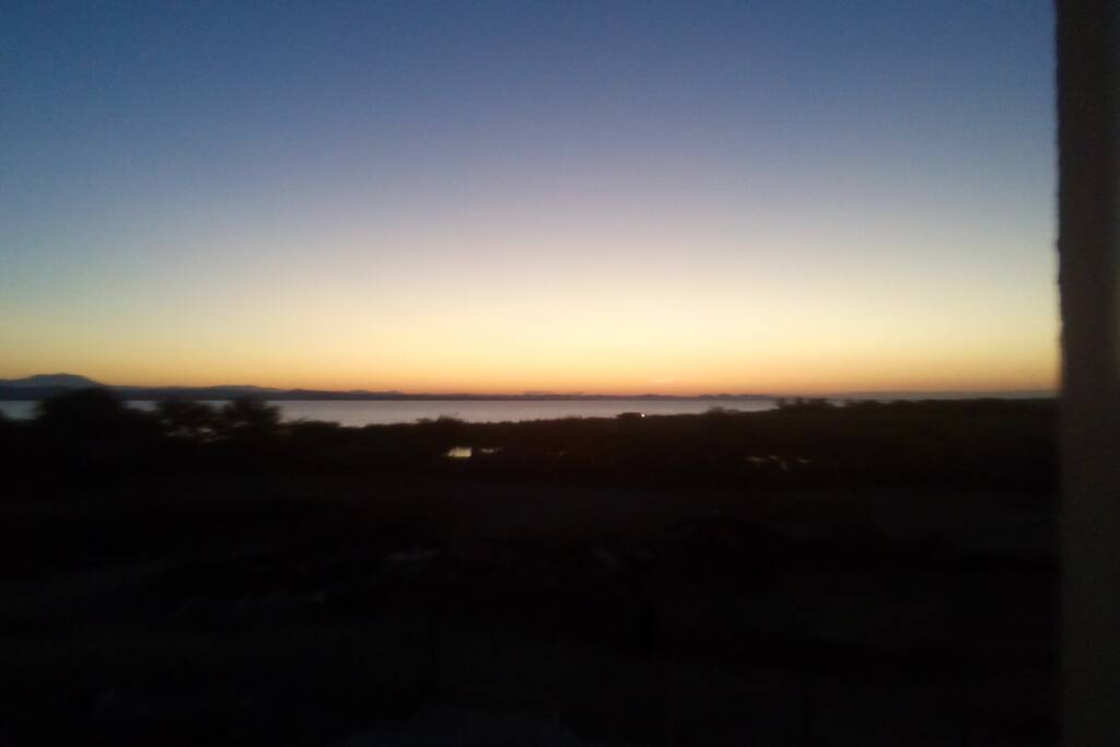 ATARDECER DESDE EL BALCÓN QUE DA A LA LAGUNA