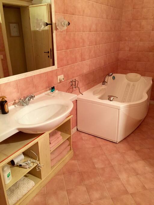 Ogni stanza ha bagno indipendente, in alternativa abbiamo sia la soluzione con la doccia o con la vasca idromassaggio