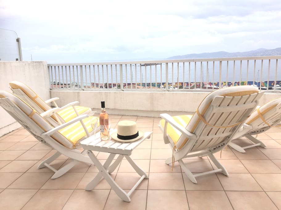 The penthouse terrace front view.
La terrace devant
