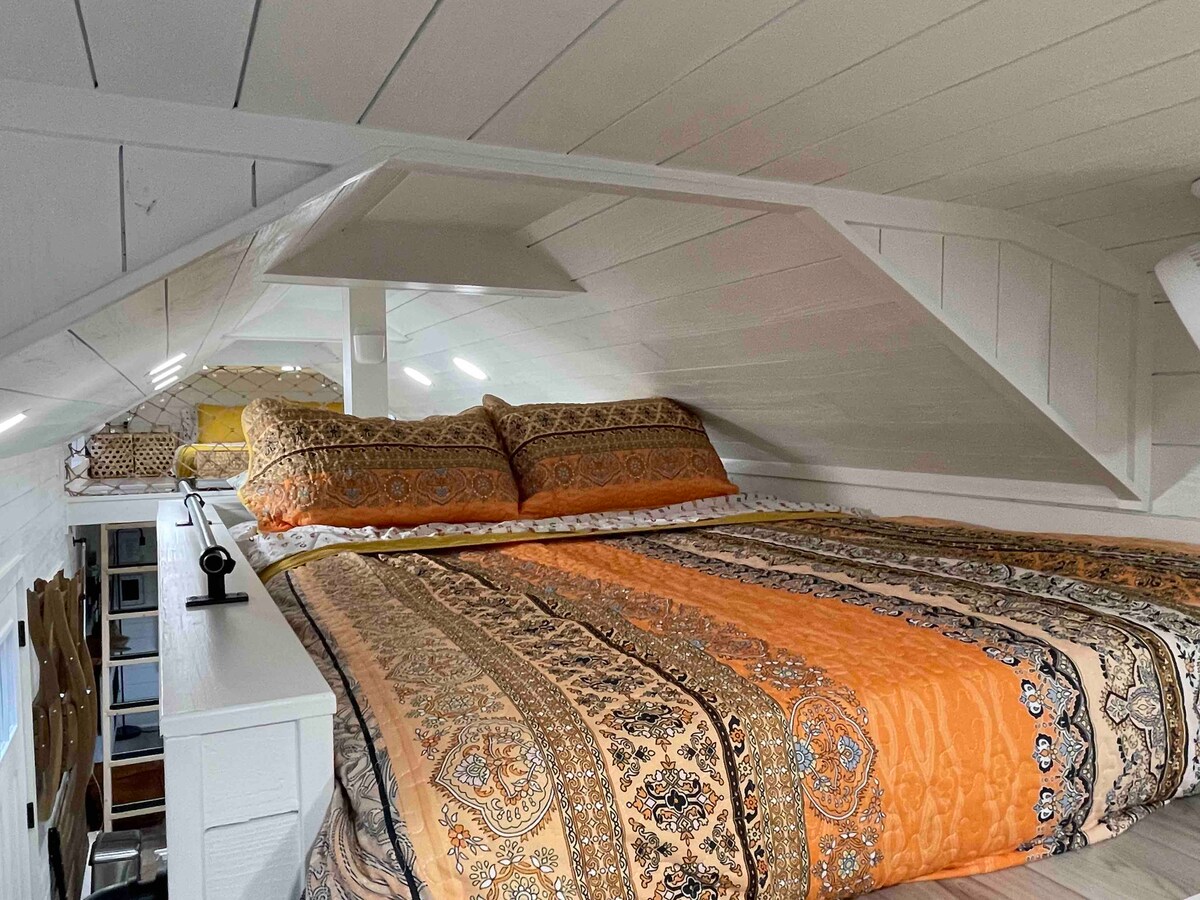 ห้องใต้หลังคาหลักพร้อมเตียงควีนไซส์