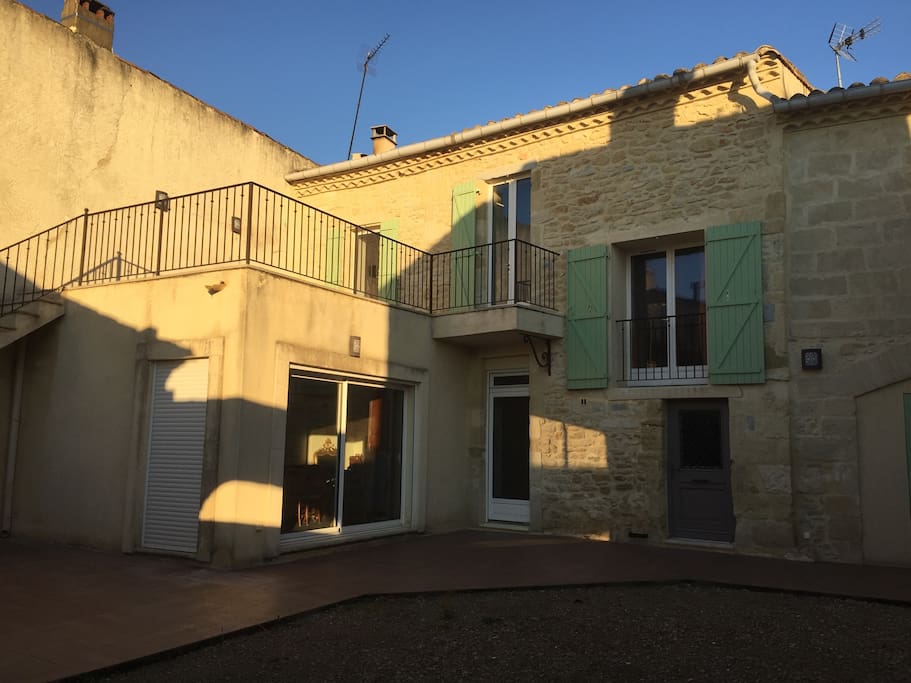 La lumière du petit matin met en valeur la couleur des pierres typiques de la région