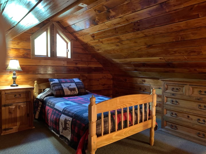 Горе во поткровјето има брачен кревет, ноќно шкафче и гардеробер.