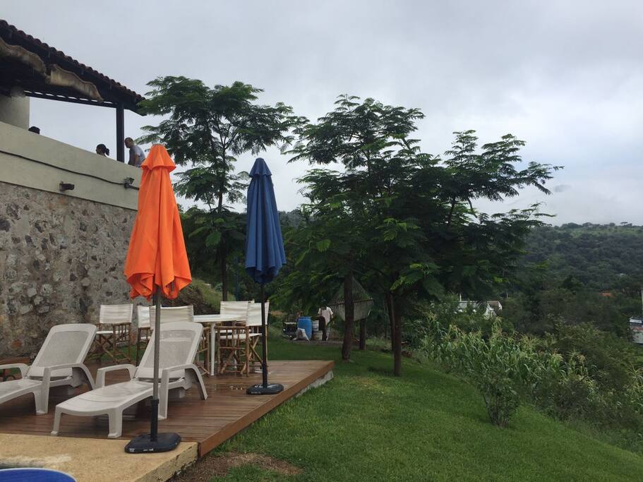 Asoleadero y jardín