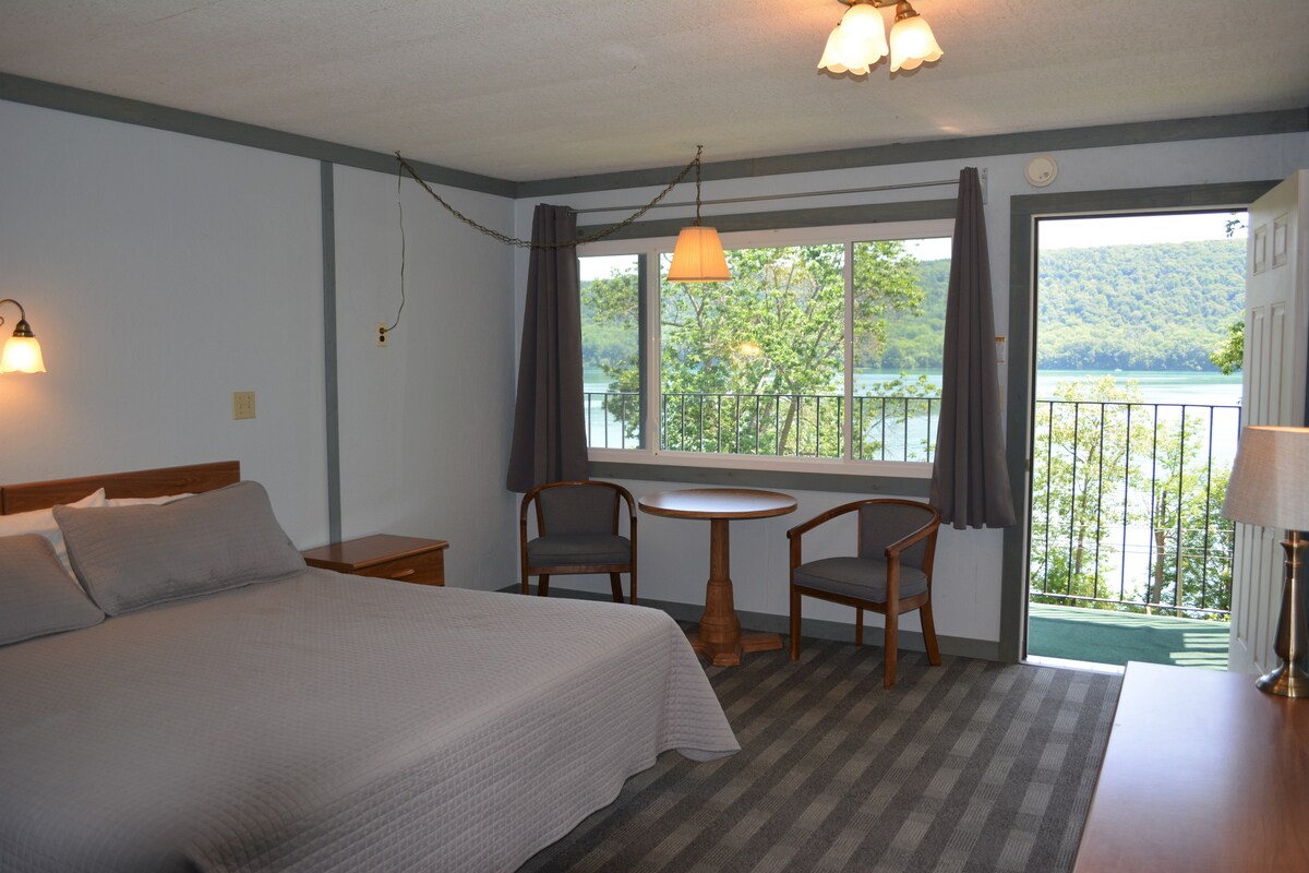 Chata 2: spálňa s manželskou posteľou King (všetky tri spálne s manželskou posteľou King sú takmer rovnaké)