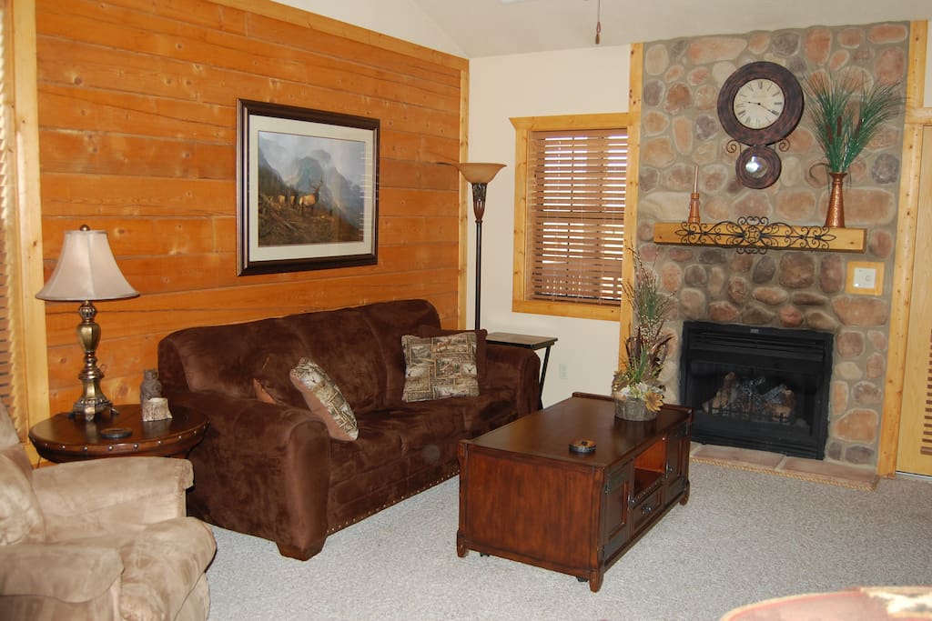 Our cozy den and fireplace make a cold Branson day or evening totally enjoyable!