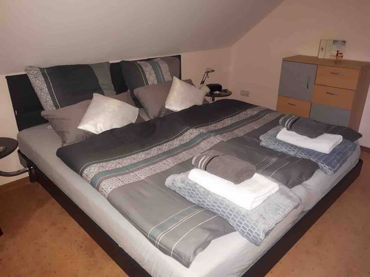 Chambre avec lit double et coffre-fort mural.