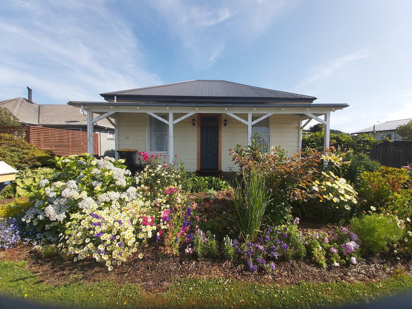 Enjoy A Cosy Cottage With Modernised Interior. 1