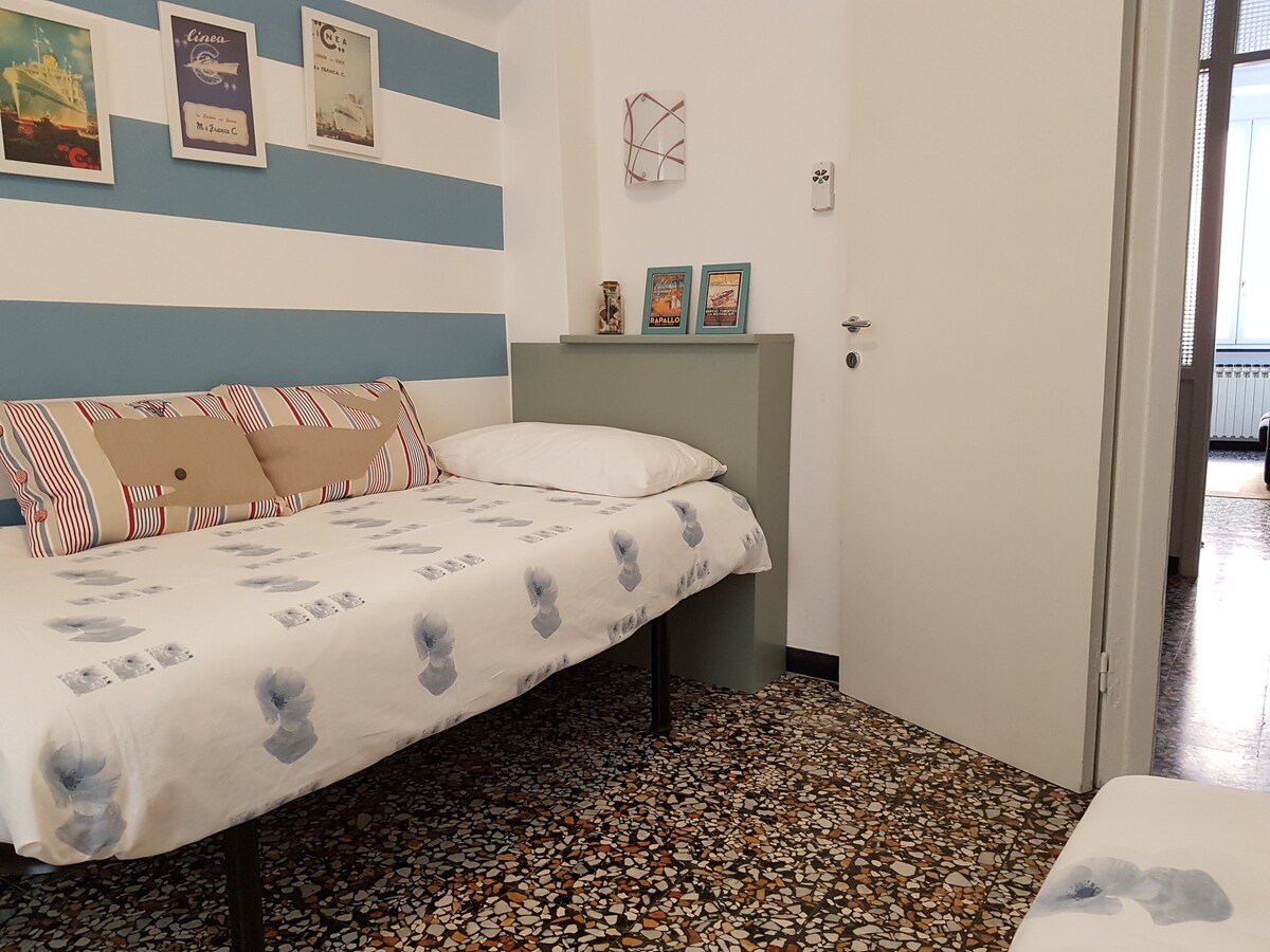 Втората спална соба со два единечни кревета