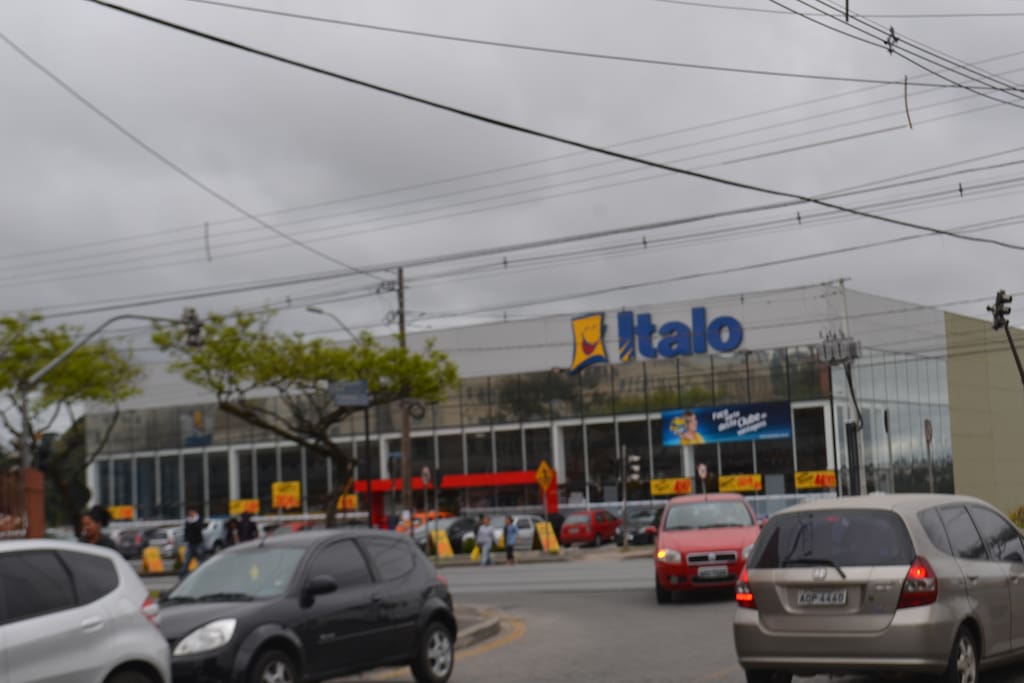 Restaurante frente ao prédio.