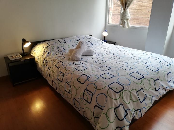 3e chambre : Un lit double dans une chambre très calme et en plus un bureau pour travailler paisiblement :)