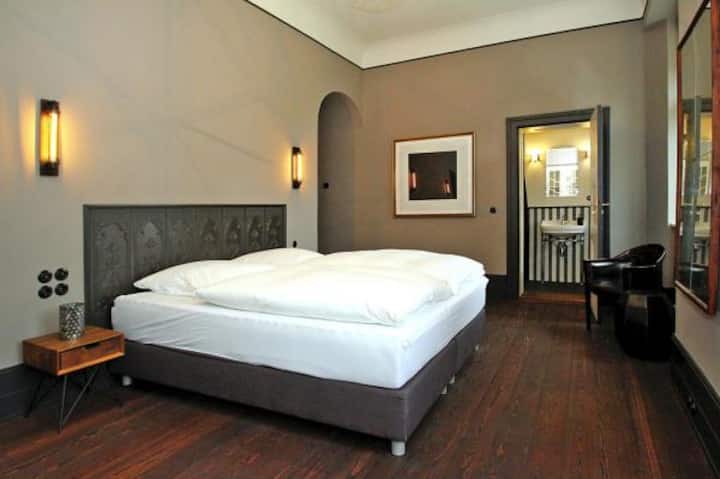 Individuelles Gästezimmer mit Kingsize Bett