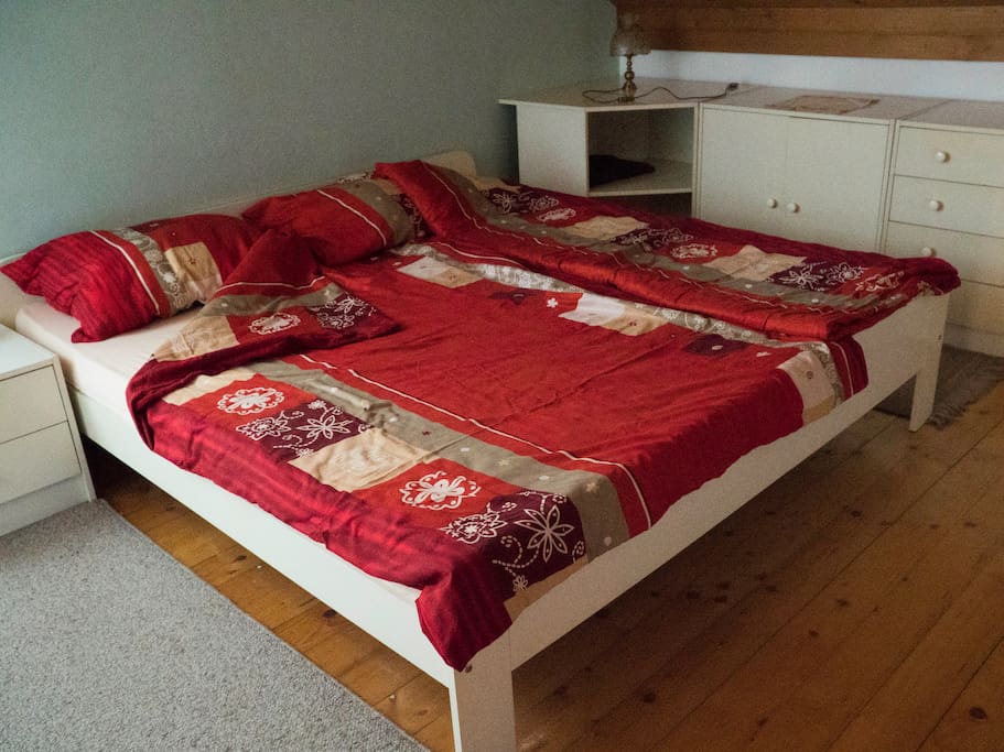 A cozy queen size bed...