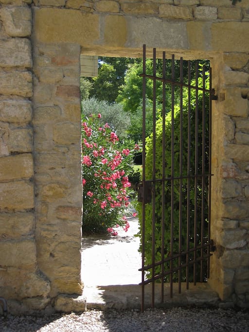 Entrée du Mas des Rocailles