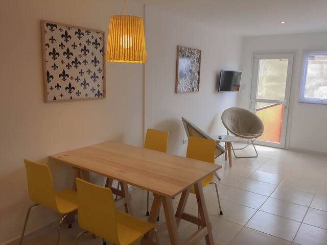 Estudio, cálido y moderno