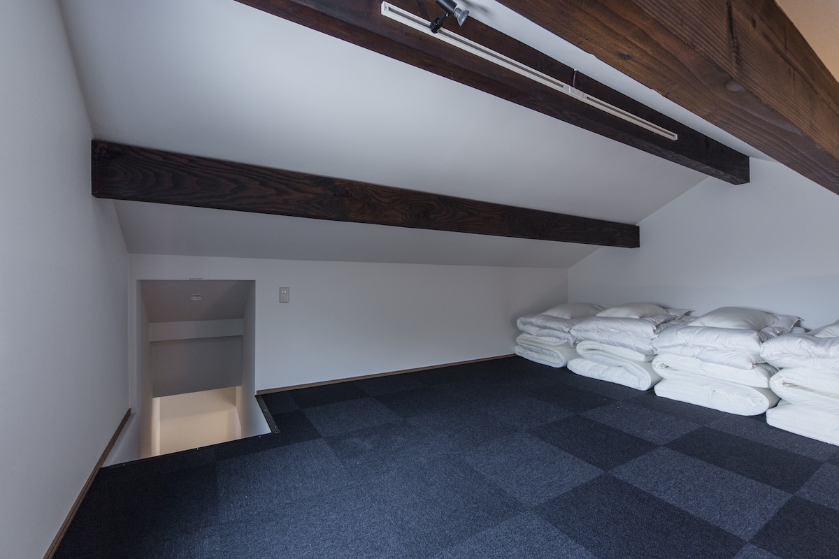 Podkrovie maximálne 4 futónov.
屋根裏には最大で布団×4