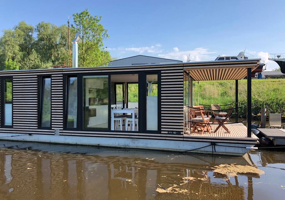 Wohnzimmer und die große Bugterrasse